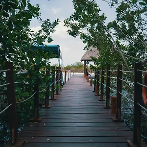 bluebayou-bacalar.quintano-roohotels.com/